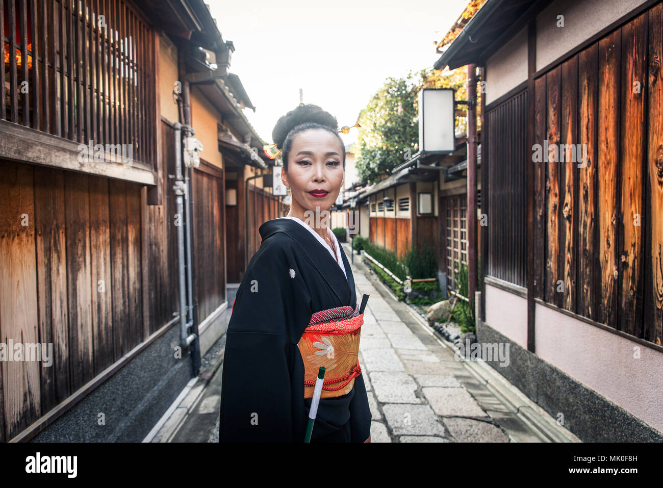 Femme portant un costume traditionnel japonais et la marche à l'extérieur Banque D'Images