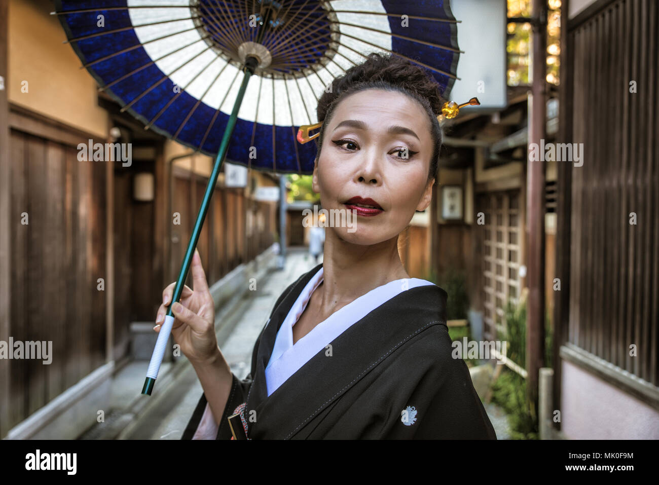 Femme portant un costume traditionnel japonais et la marche à l'extérieur Banque D'Images