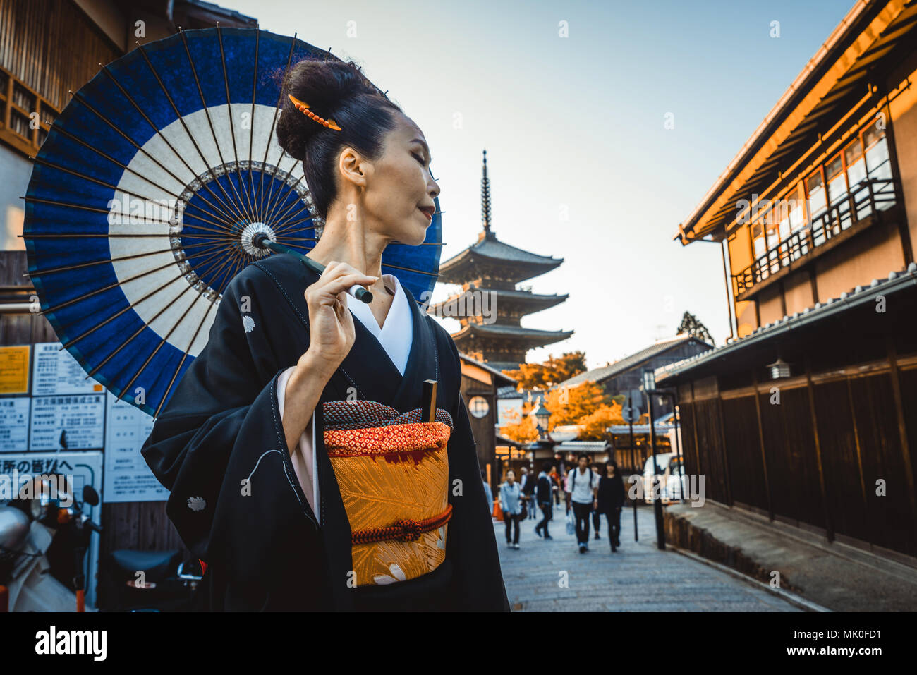 Femme portant un costume traditionnel japonais à la Pagode Yasaka, Kyoto Banque D'Images