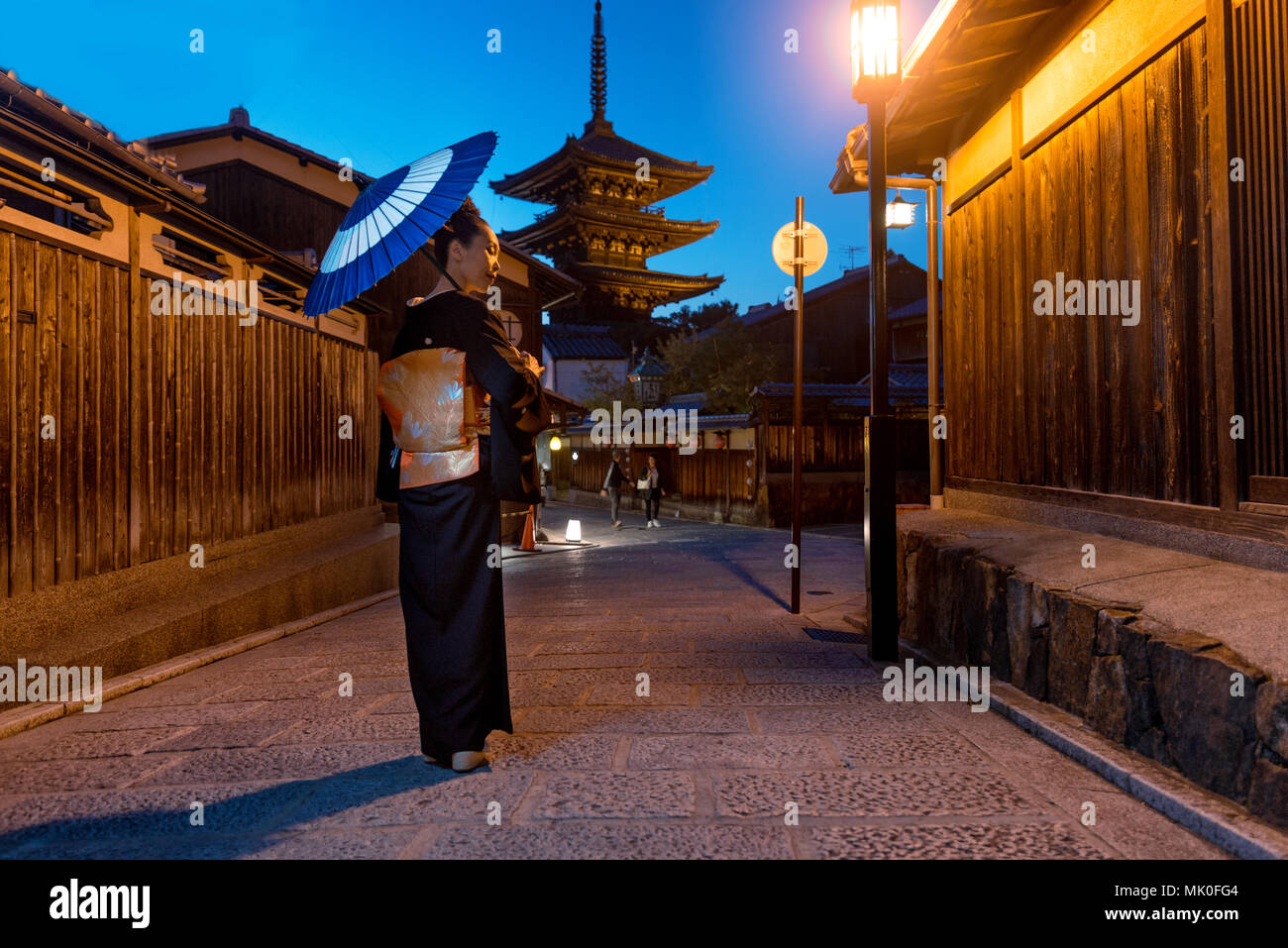 Femme portant un costume traditionnel japonais à la Pagode Yasaka, Kyoto Banque D'Images