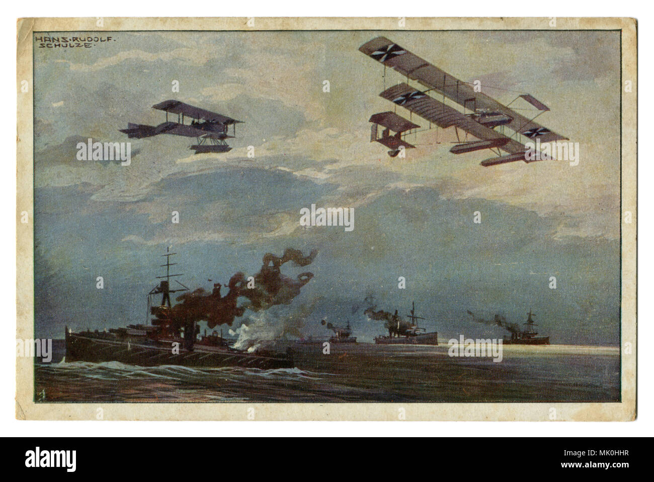 Carte postale ancienne : avion militaire allemand sur la flotte britannique. Les avions sur les navires de guerre. La première guerre mondiale de 1914-1918, la première guerre mondiale, front de l'Ouest Banque D'Images