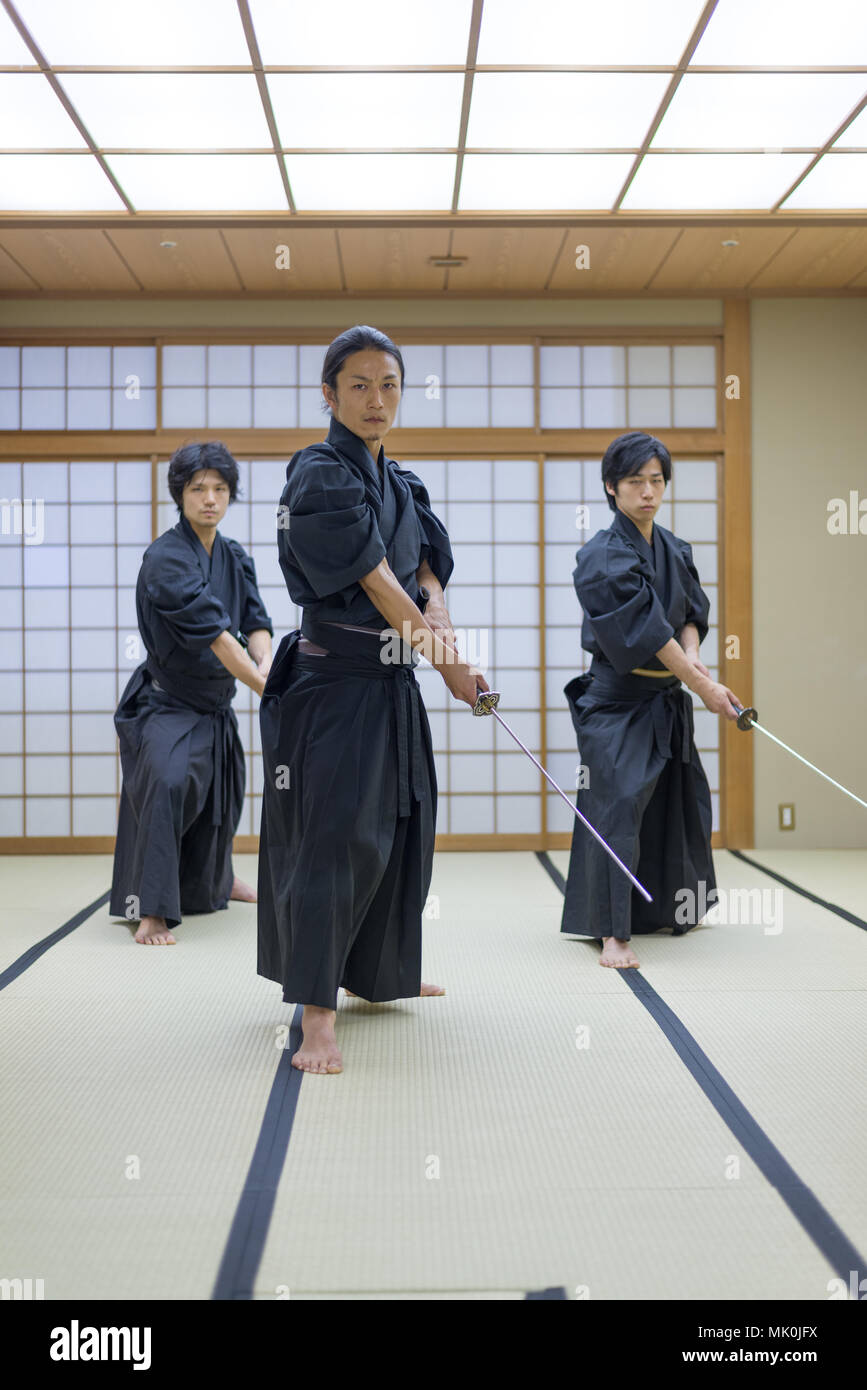 L'entraînement des athlètes d'arts martiaux japonais dans un dojo de kendo - Samaurai qui pratique dans une salle de sport Banque D'Images
