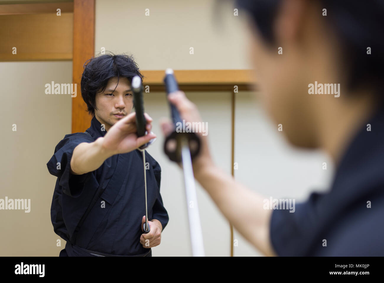 L'entraînement des athlètes d'arts martiaux japonais dans un dojo de kendo - Samaurai qui pratique dans une salle de sport Banque D'Images