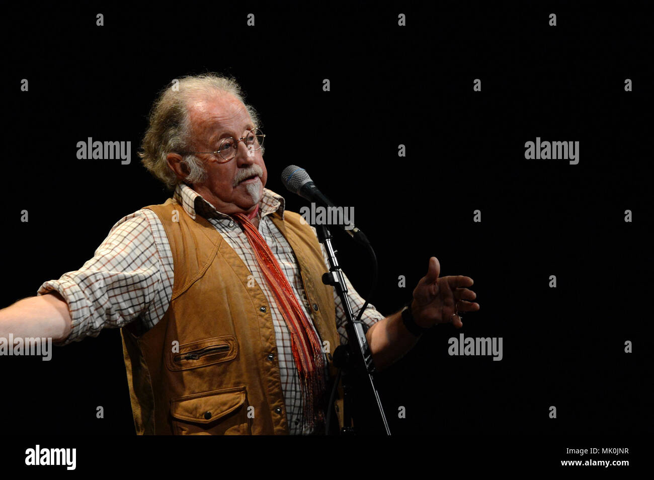 Mike Harding chanteur auteur-compositeur comédien sur scène à Shetland Mareel Banque D'Images