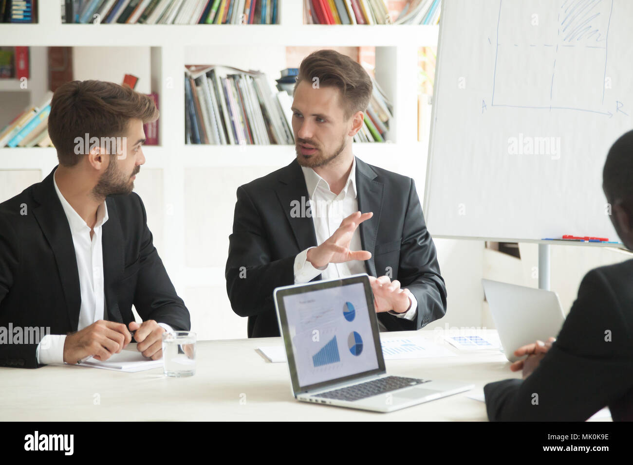 Travailleur d'exprimer leurs pensées avec un collègue masculin Banque D'Images