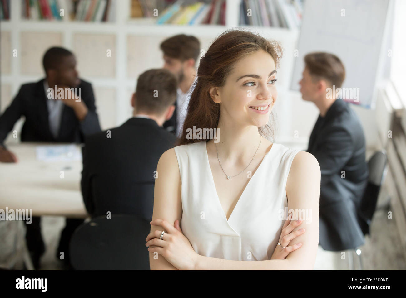 Femme d'affaires à la réunion d'entreprise à côté de Banque D'Images