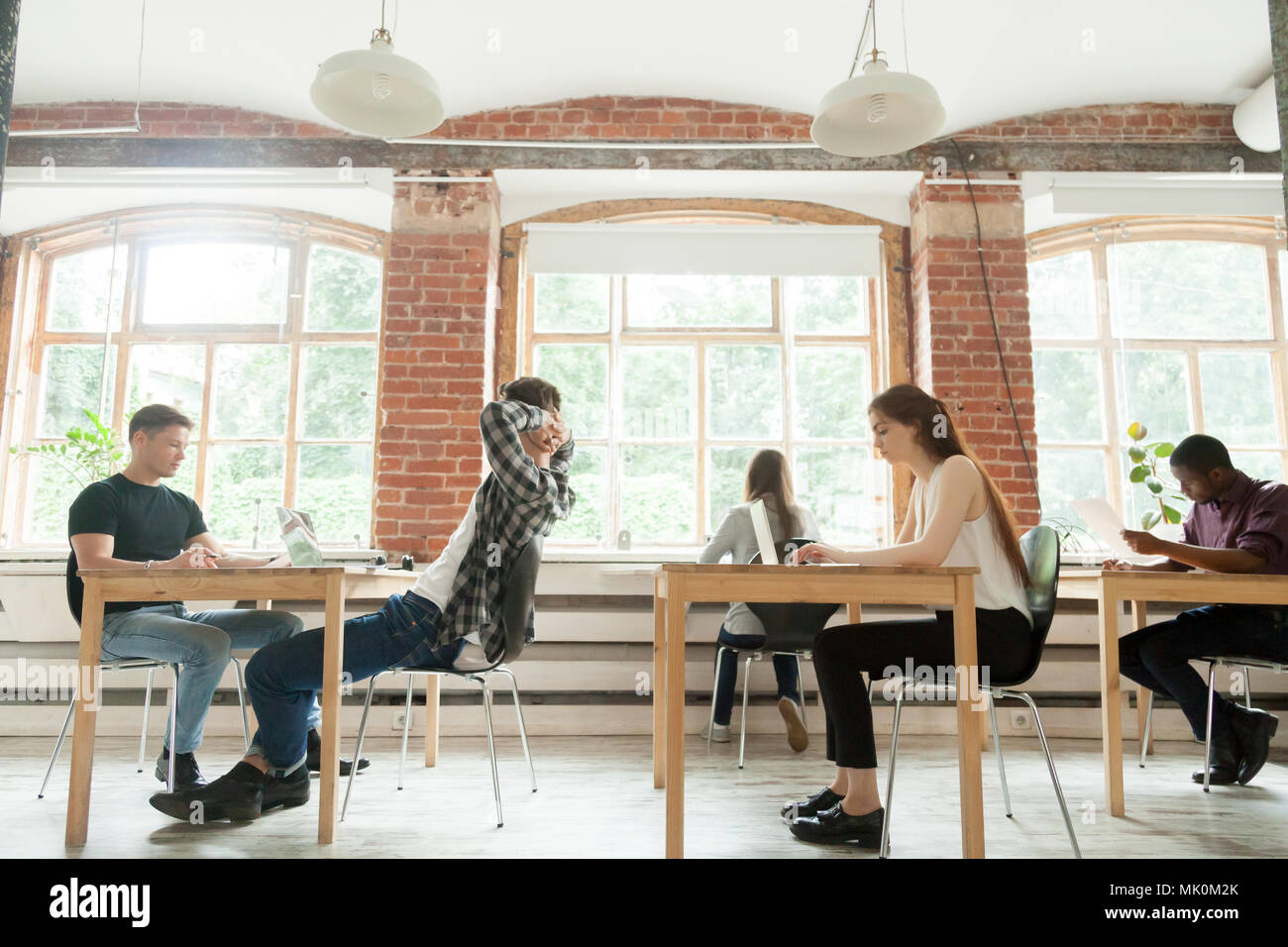 Groupe multiethnique qui travaillent dans l'espace de coworking modernes Banque D'Images