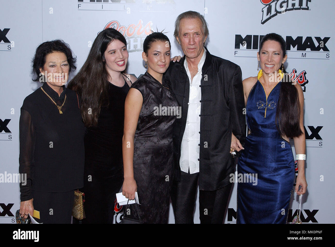 David Carradine posant avec femme et enfants à la "Kill Bill VOL.1 PREMIERE' au Chinese Theatre de Los Angeles. Le 29 septembre 2003. - CarradineDavid femme mini07.JPG - CarradineDavid femme  JPGCarradineDavid07.enfants femme mini07 Événement dans la vie d'Hollywood, Californie - Red Carpet Event, Vertical, USA, Cinéma, Célébrités, photographie, Bestof, Arts, Culture et divertissement, Célébrités Topix fashion / du tapis rouge-, Vertical, Best of, Hollywood la vie, événement dans la vie d'Hollywood, Californie - Tapis Rouge , USA, industrie du film, Célébrités, Banque D'Images