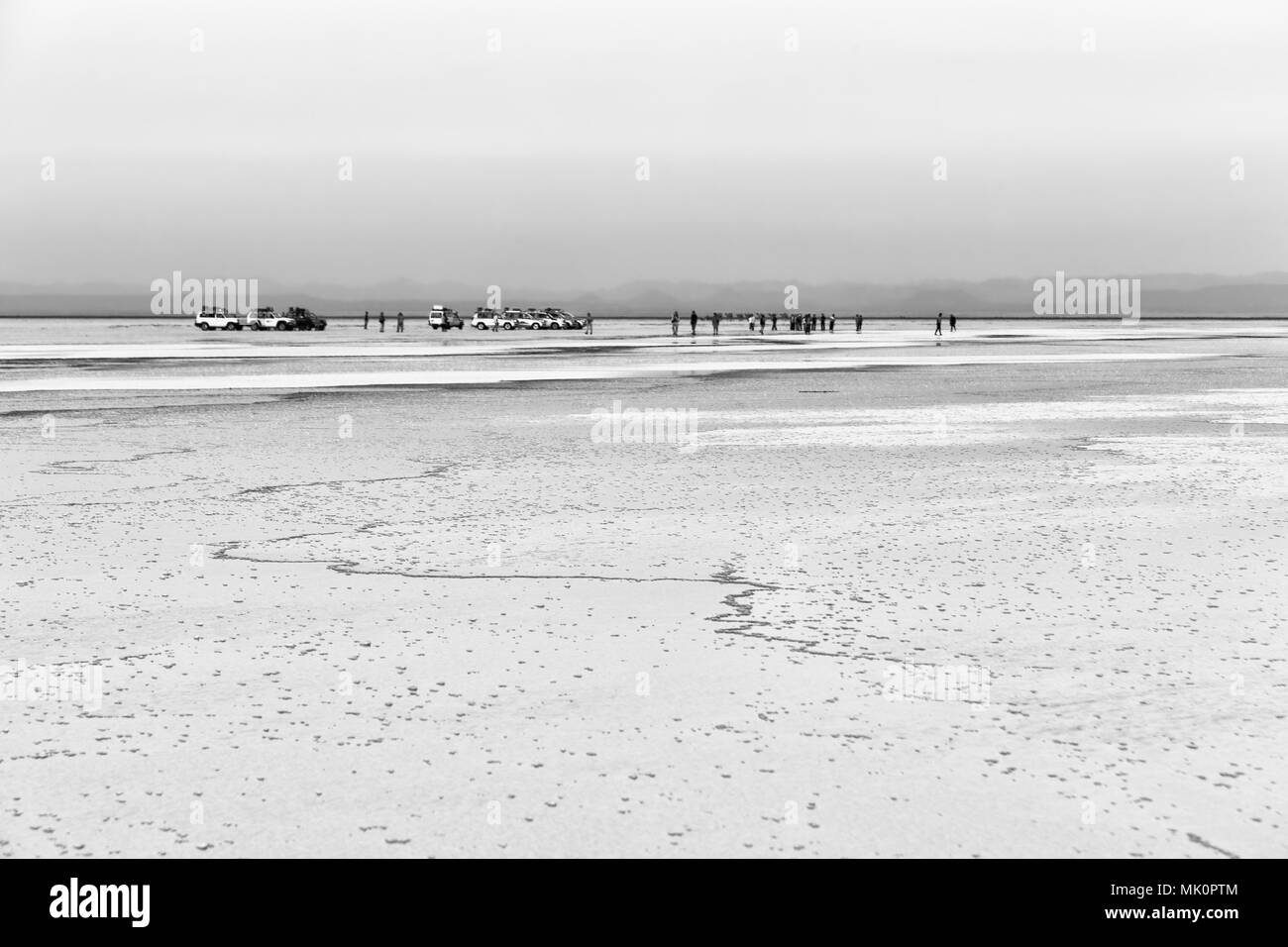 En Afrique de l'Éthiopie de Danakil dans le lac pendant la saline beaucoup de gens et en regardant le soleil à vous détendre Banque D'Images