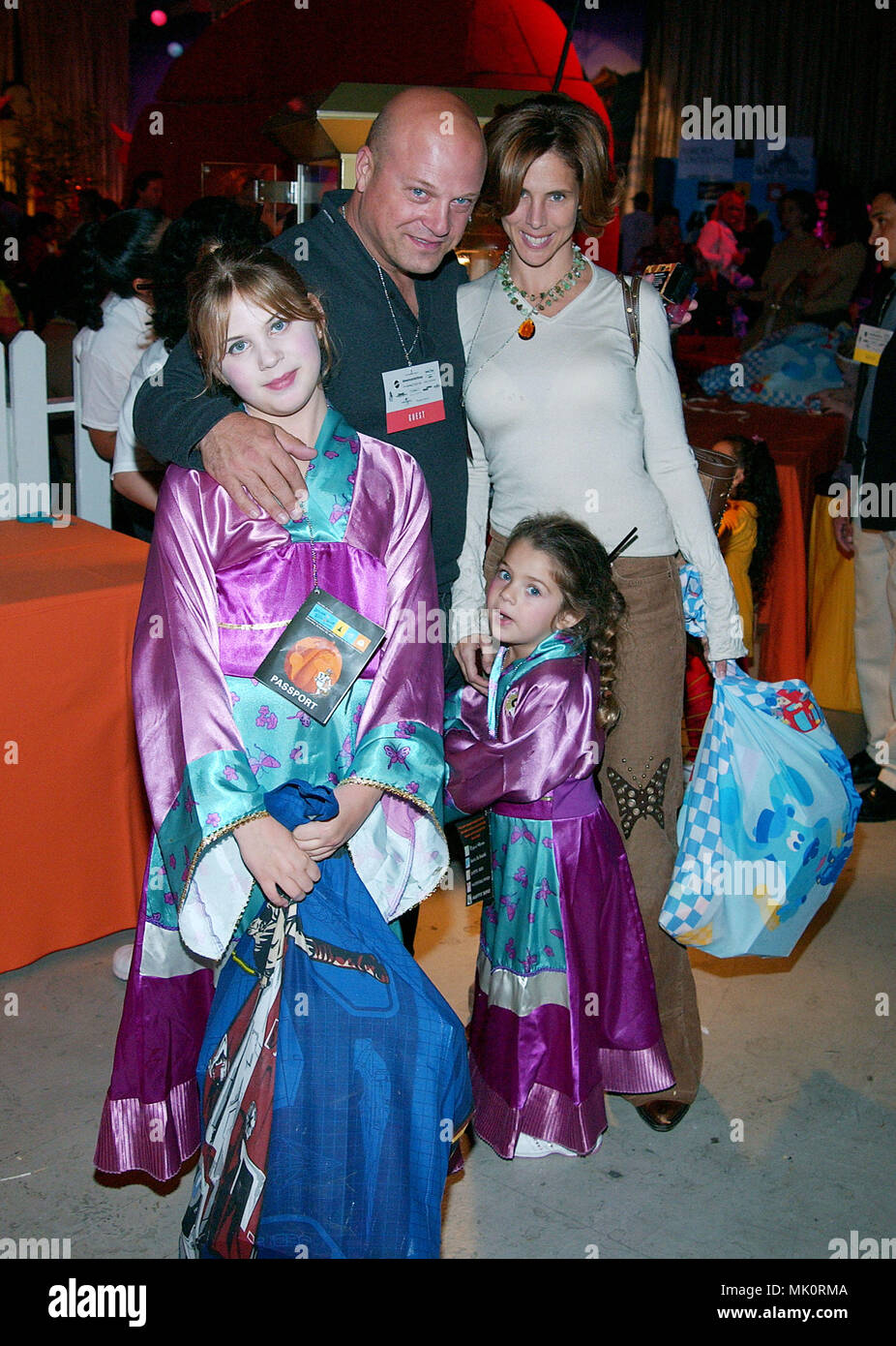 Michael Chiklis, épouse Michelle et ses filles Automne et Odessa à la 9e édition Dream Halloween sorcière, Los Angeles le 'avantages les enfants affectés par le SIDA Foundation (CAAF)' l'événement a été à l'aéroport de Santa Monica Barker Hangar à Los Angeles. Le 26 octobre 2002. - ChiklisMichael daughtersA  W.JPG - ChiklisMichael  daughtersA JPGChiklisMichael W.  daughtersA W Événement dans la vie d'Hollywood, Californie - Red Carpet Event, Vertical, USA, Cinéma, Célébrités, photographie, Bestof, Arts, Culture et divertissement, Célébrités Topix fashion / à partir de la Red Banque D'Images