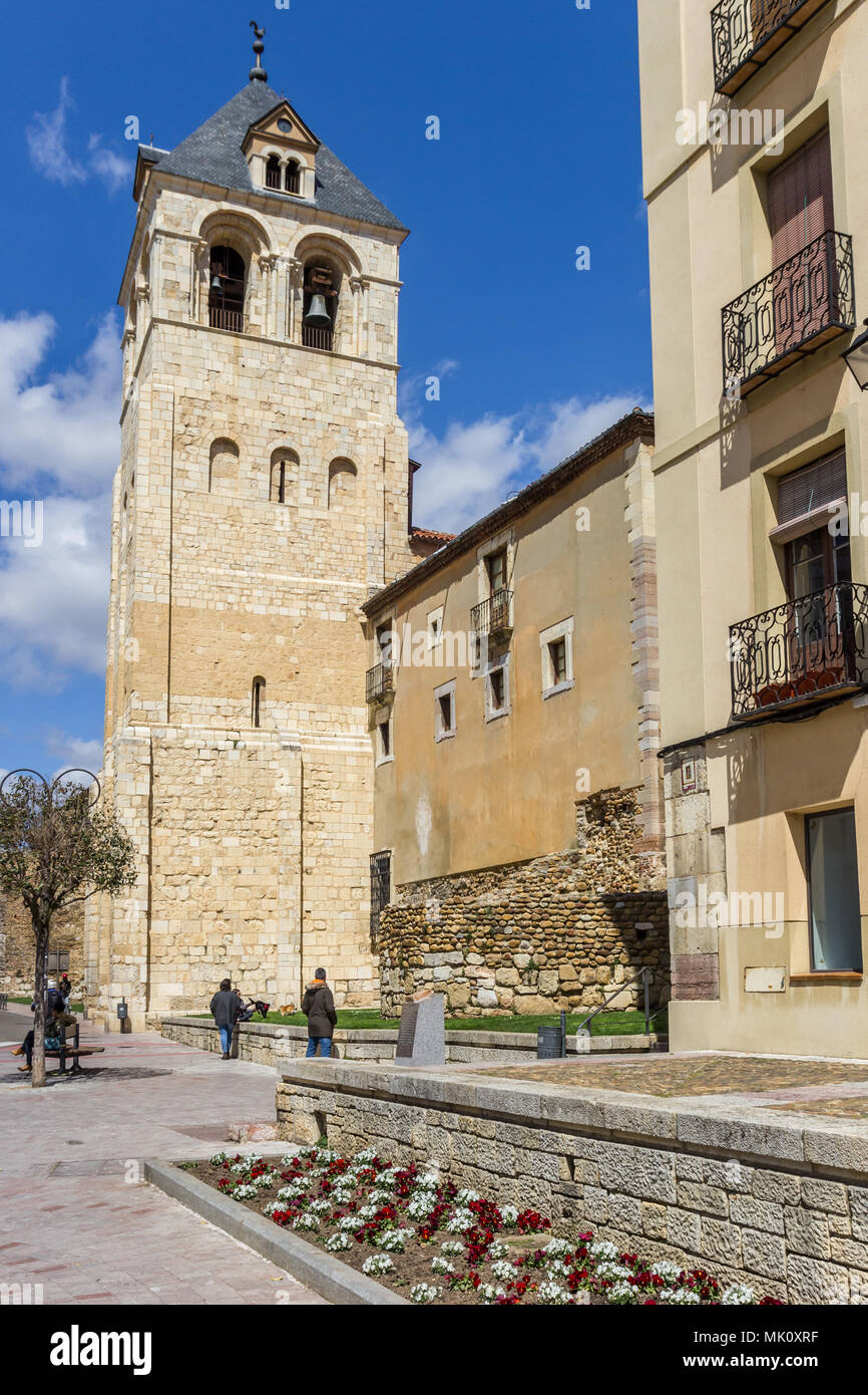 Tour de la Basilique de San Isidoro de León, Espagne Banque D'Images