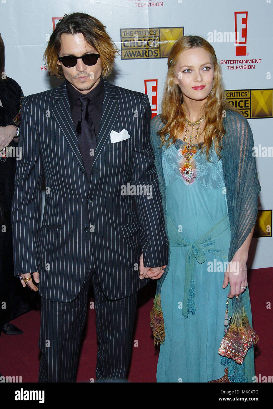 Johnny Depp et Vanessa Paradis en arrivant à la 9th Annual Critics' Choice Awards au Beverly Hills Hotel à Los Angeles. Janvier, 10, 2004. - DeepJohnny ParadisVan053.JPG - DeepJohnny ParadisVan JPGDeepJohnny ParadisVan .053053 événement dans la vie d'Hollywood, Californie - Red Carpet Event, Vertical, USA, Cinéma, Célébrités, photographie, Bestof, Arts, Culture et divertissement, Célébrités Topix fashion / du tapis rouge-, Vertical, Best of, Hollywood la vie, événement dans la vie d'Hollywood, Californie - Tapis Rouge , USA, industrie du film, Célébrités, Banque D'Images