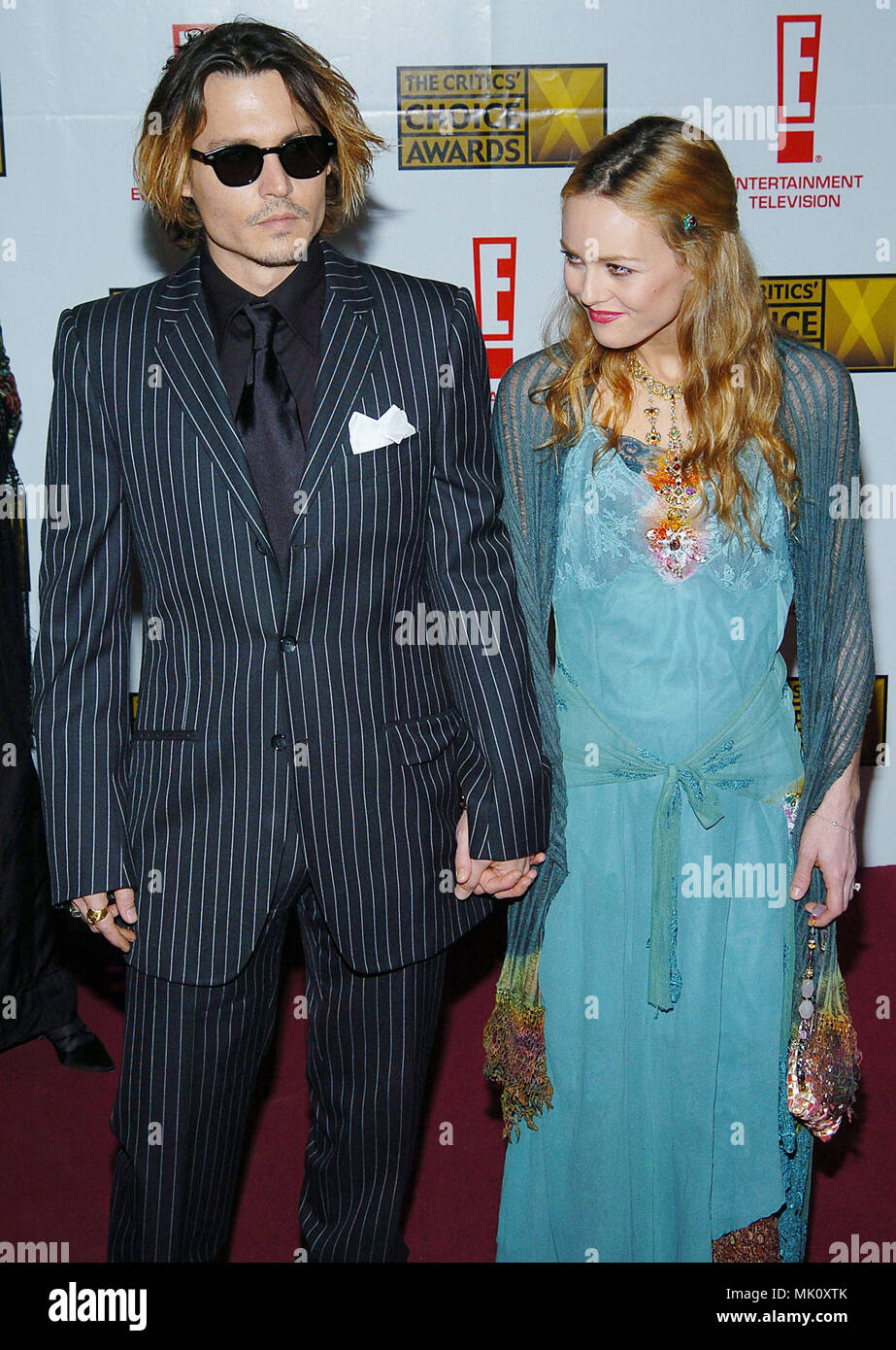 Johnny Depp et Vanessa Paradis en arrivant à la 9th Annual Critics' Choice Awards au Beverly Hills Hotel à Los Angeles. Janvier, 10, 2004. - DeepJohnny ParadisVan054.JPG - DeepJohnny ParadisVan JPGDeepJohnny ParadisVan .054054 événement dans la vie d'Hollywood, Californie - Red Carpet Event, Vertical, USA, Cinéma, Célébrités, photographie, Bestof, Arts, Culture et divertissement, Célébrités Topix fashion / du tapis rouge-, Vertical, Best of, Hollywood la vie, événement dans la vie d'Hollywood, Californie - Tapis Rouge , USA, industrie du film, Célébrités, Banque D'Images