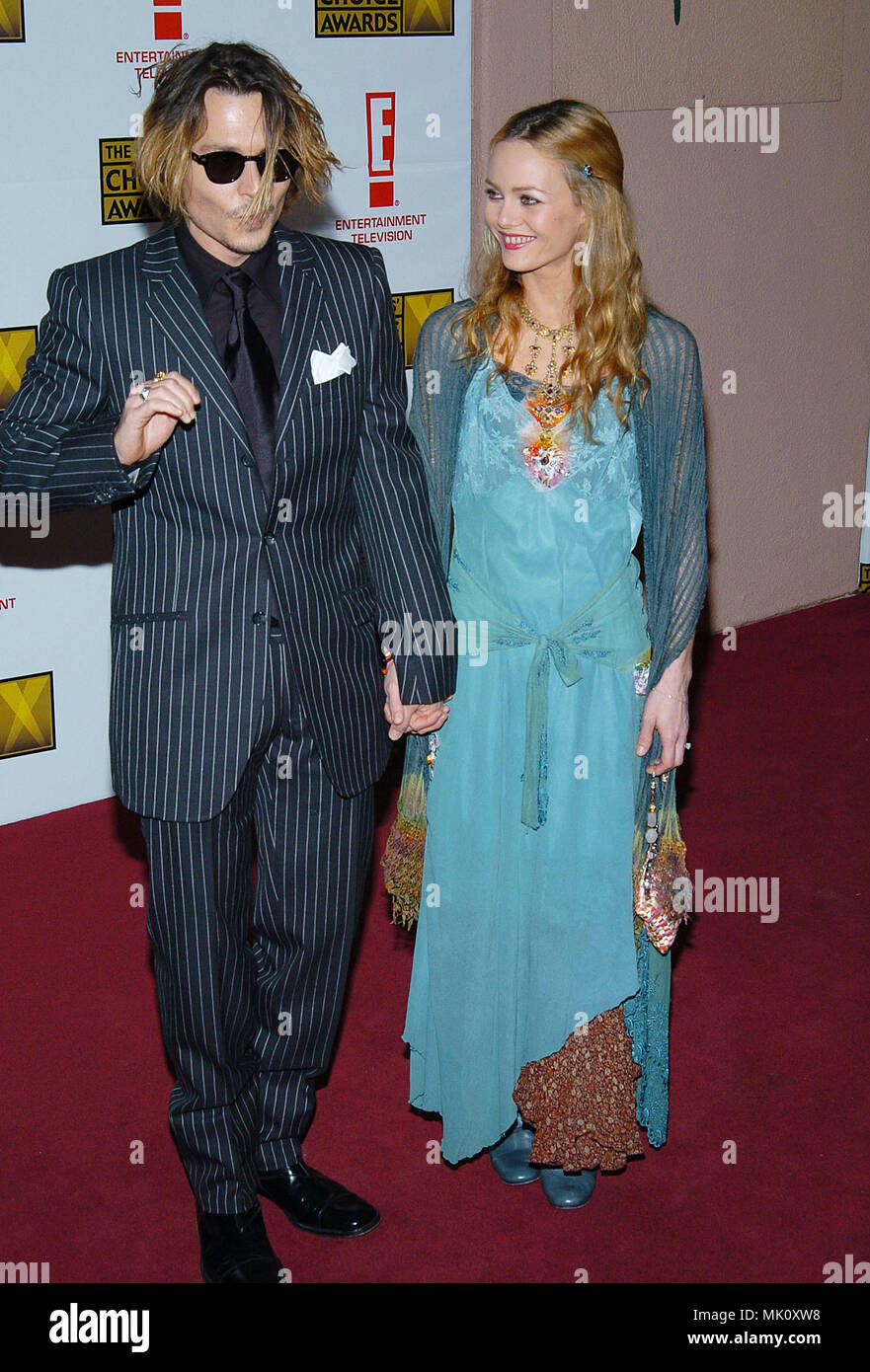 Johnny Depp et Vanessa Paradis en arrivant à la 9th Annual Critics' Choice Awards au Beverly Hills Hotel à Los Angeles. Janvier, 10, 2004. - DeepJohnny ParadisVan059.JPG - DeepJohnny ParadisVan JPGDeepJohnny ParadisVan .059059 événement dans la vie d'Hollywood, Californie - Red Carpet Event, Vertical, USA, Cinéma, Célébrités, photographie, Bestof, Arts, Culture et divertissement, Célébrités Topix fashion / du tapis rouge-, Vertical, Best of, Hollywood la vie, événement dans la vie d'Hollywood, Californie - Tapis Rouge , USA, industrie du film, Célébrités, Banque D'Images