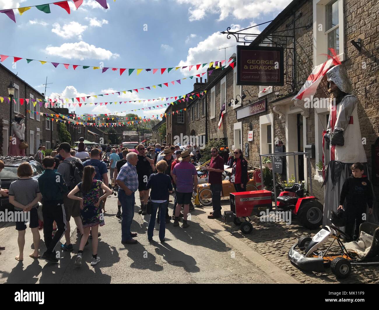 WRAY, Lancashire, Royaume-Uni. 06/05/2018. Les visiteurs du Festival annuel en 2018, l'épouvantail de l'arrêt Wray, tenue à Wray village, Lancashire, UK Banque D'Images