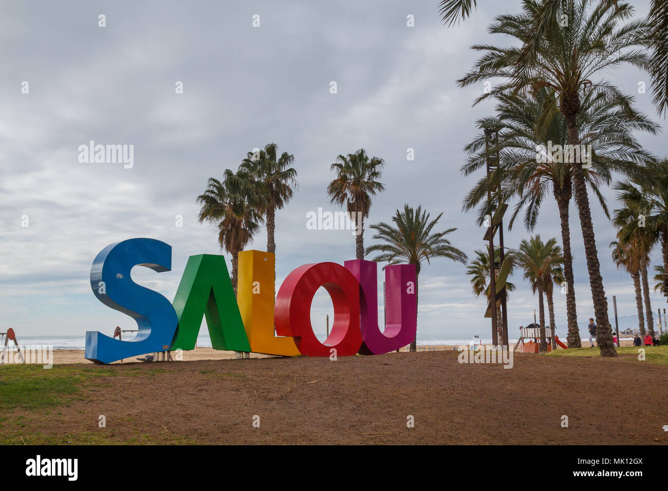 Texte coloré dans la plage de Llevant à Salou, une importante destination touristique à l'été, dans la Costa Dorada catalane Banque D'Images