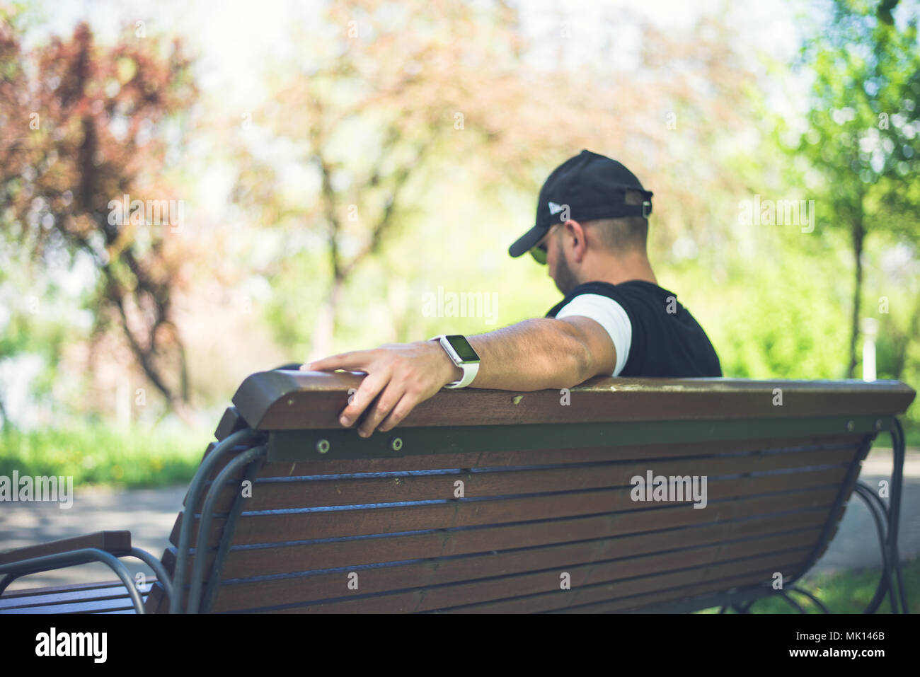 Bucarest, Roumanie, - le 26 octobre, 2017 : Personne à l'aide de smart watch et un smartphone marche sur le parc en un dimanche. Jeune homme faisant des gestes sur un porter Banque D'Images