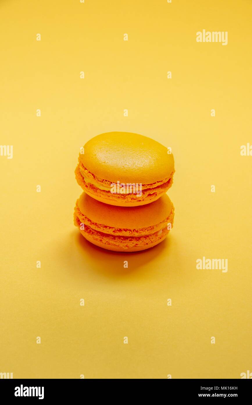 Vue de dessus de macarons jaune sur fond jaune. Banque D'Images