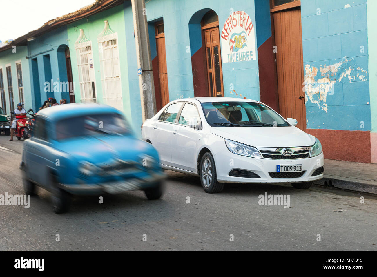 Trinidad, Cuba - 8 décembre 2017 : nouvelle voiture par rapport à une vieille voiture en mouvement et floue à Trinidad de Cuba Banque D'Images