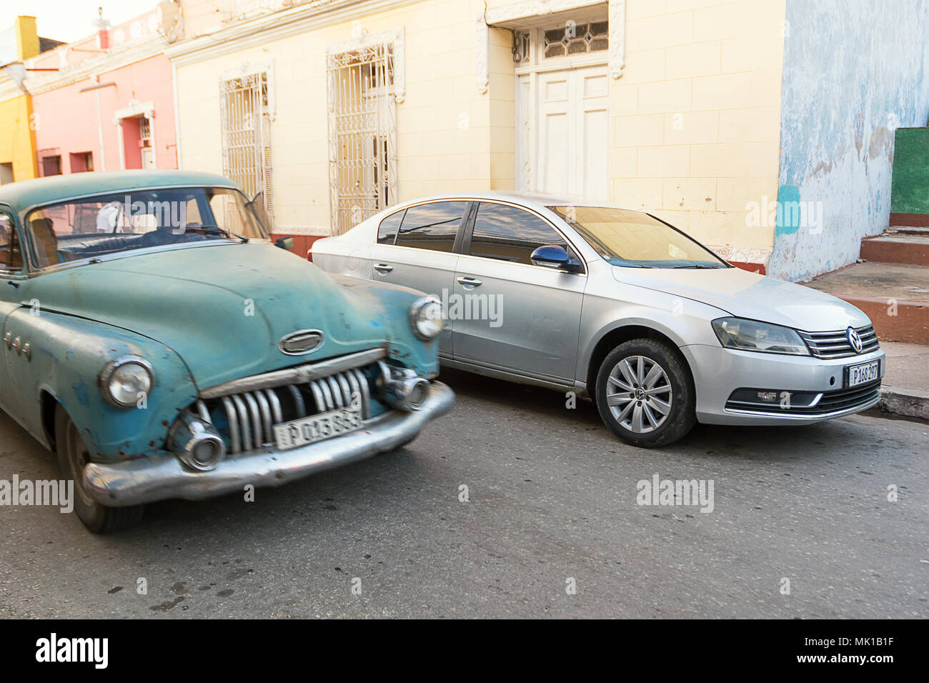 Trinidad, Cuba - 8 décembre 2017 : nouvelle voiture par rapport à une vieille voiture à Trinidad de Cuba Banque D'Images