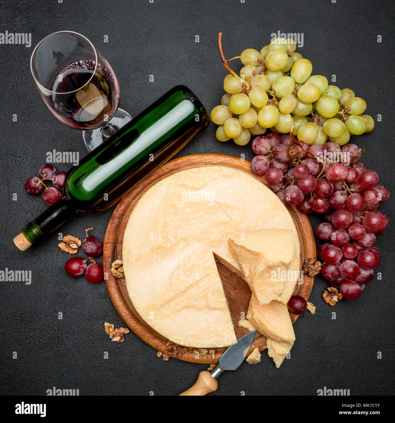 Ensemble de fromage parmesan à tête ronde, vin et raisins Banque D'Images