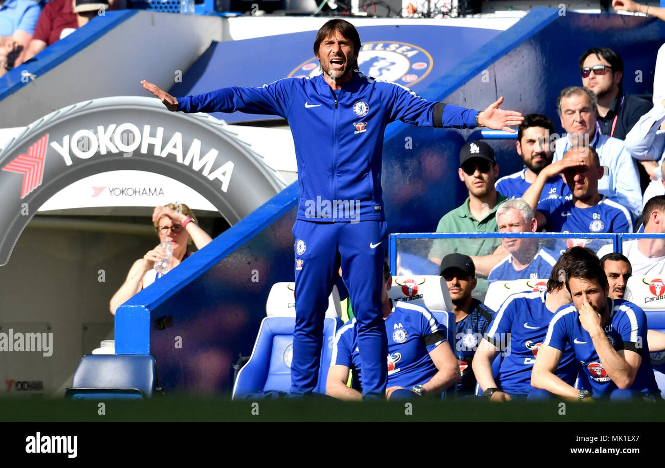Gestionnaire de Chelsea Antonio Conte des gestes sur la ligne de touche lors de la Premier League match à Stamford Bridge, Londres. Banque D'Images