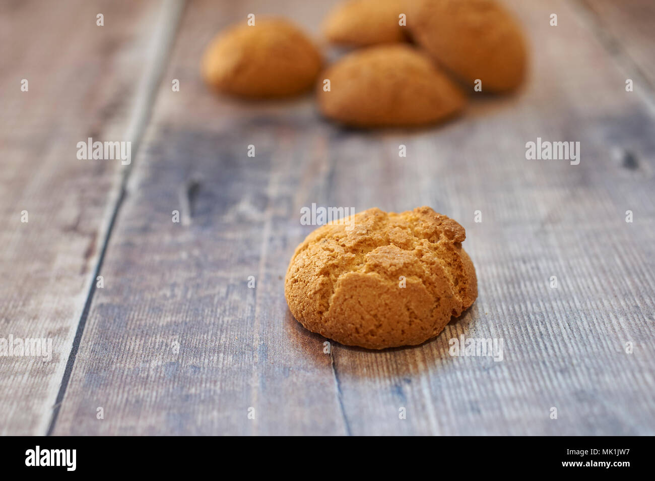Biscuits Amaretti italien sur une table en bois Banque D'Images