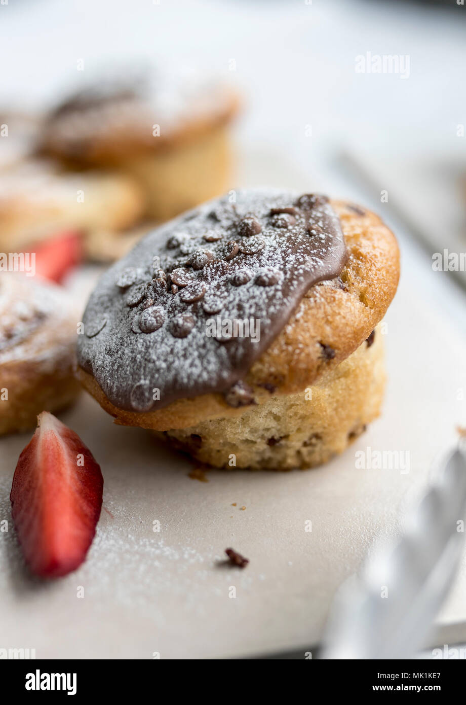 Un délicieux, des pépites de chocolat chocolat muffins en gelées ou spinkled de sucre glace sur un buffet de petit-déjeuner d'affaires Banque D'Images