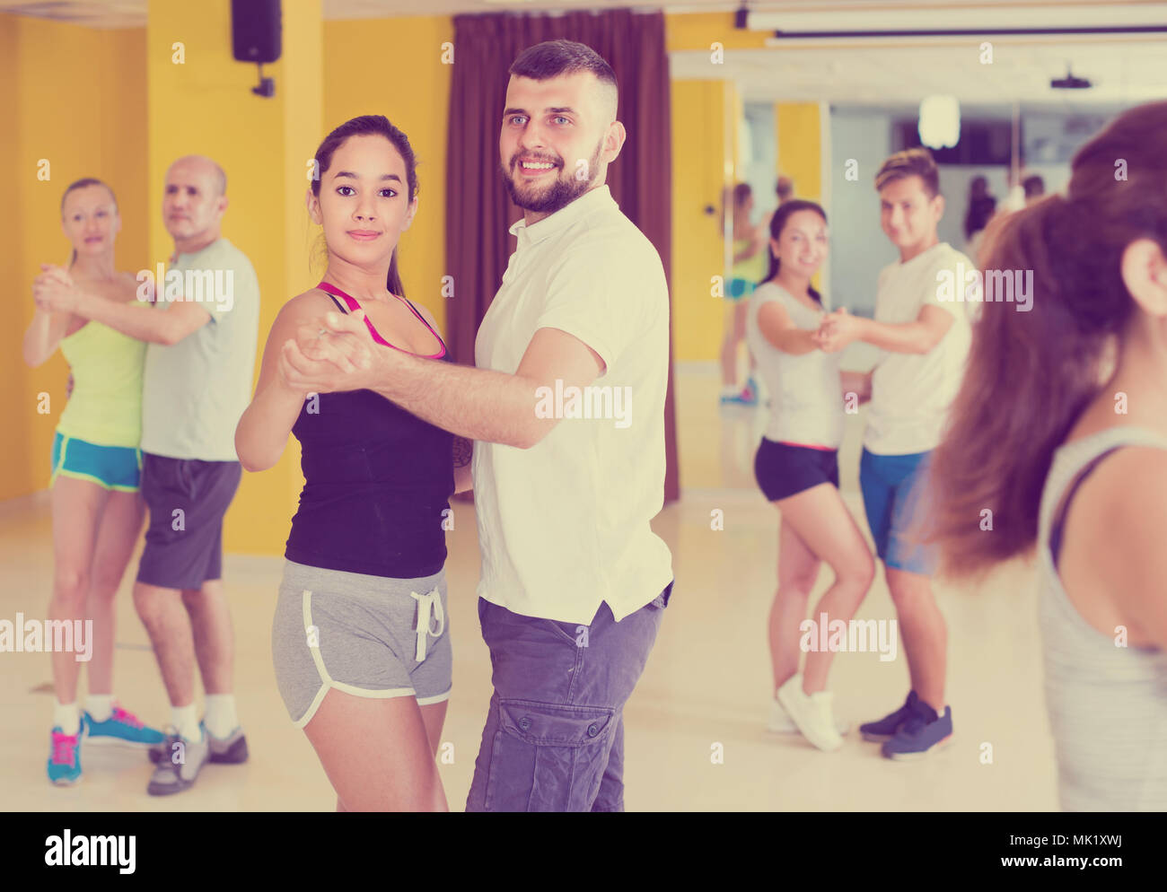 Les femmes et les hommes sont la danse valse en paires en cours de danse. Banque D'Images