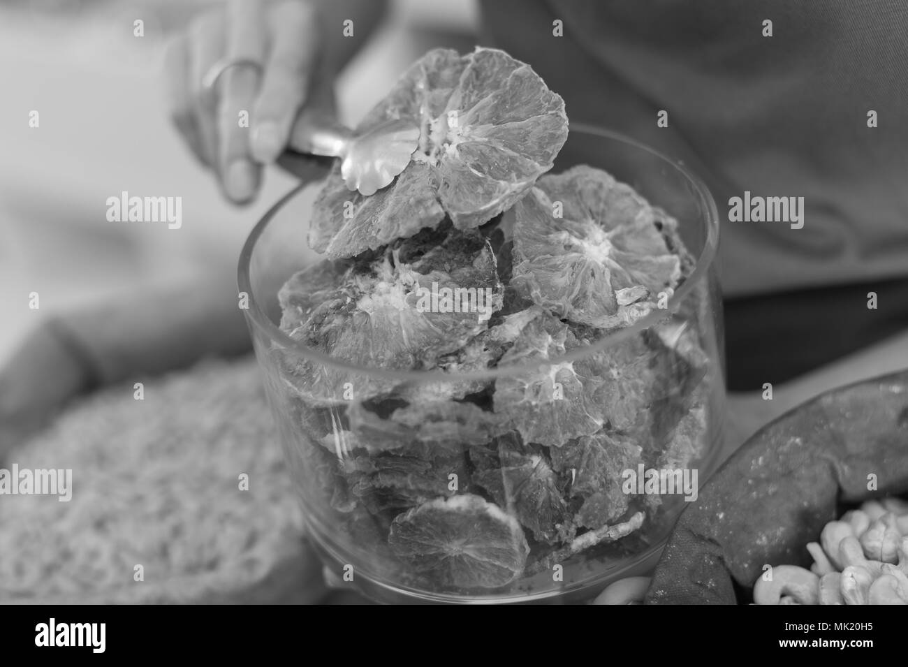 Photo d'orange séchée dans le magasin d'alimentation. Banque D'Images