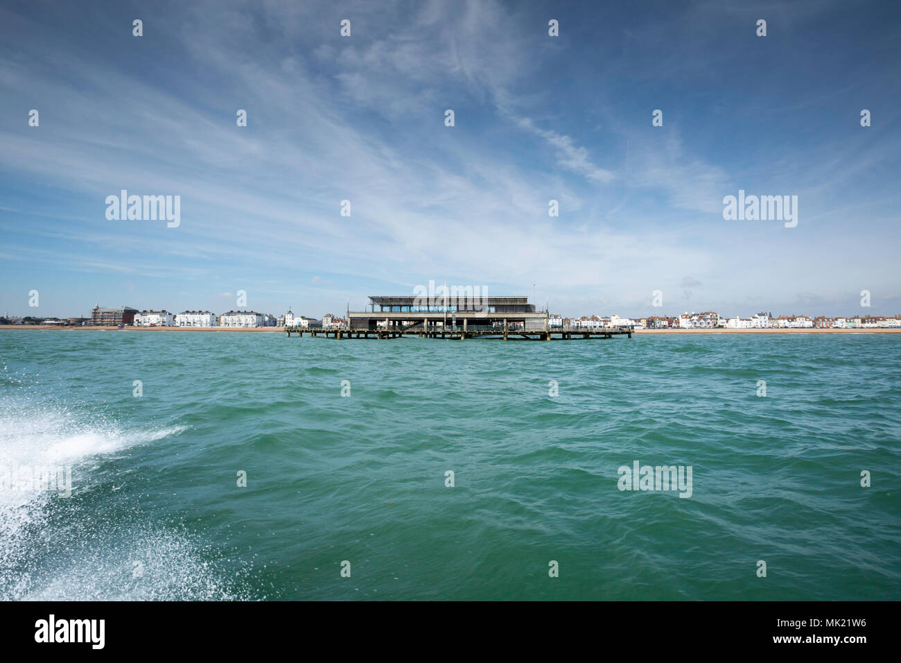 Jetée de Deal prises à partir d'un bateau sur la Manche. Banque D'Images