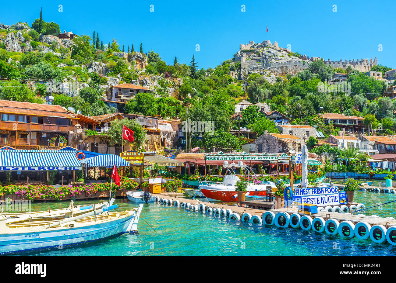 KALEKOY, TURQUIE - 5 mai 2017 : Le village de montagne est célèbre station touristique dans la baie de Kekova avec préservés tombeaux lyciens et château byzantin entre lus Banque D'Images