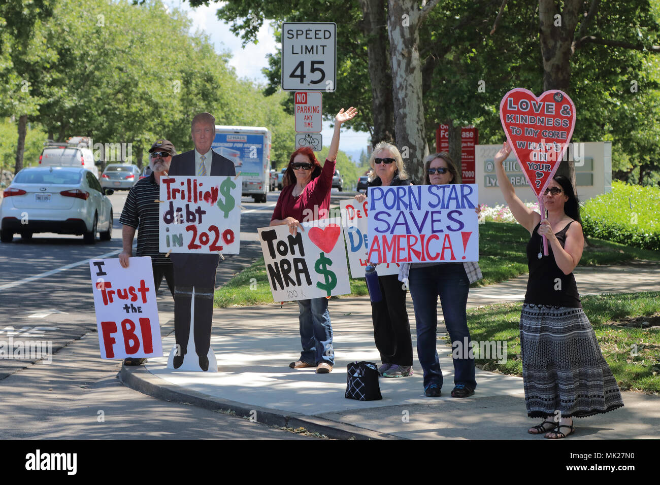 Les manifestants Trump Président exerçant son signe et marchant sur la rue Main à Roseville, en Californie Banque D'Images