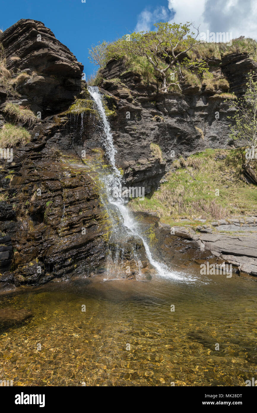 Sur cascade Allt na Pairte river comme il plonge plus de falaises dans une piscine à Boreraig, Isle of Skye, Scotland, UK Banque D'Images