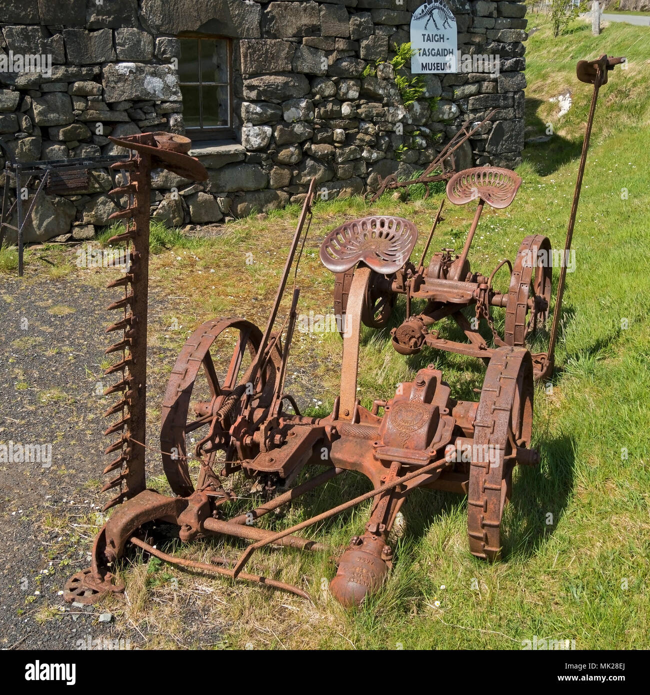 Old vintage Harrison McGregor et la ferme Albion reapers / extérieur tondeuses Dinosaur Museum, Oban, Isle of Skye, Scotland, UK Banque D'Images