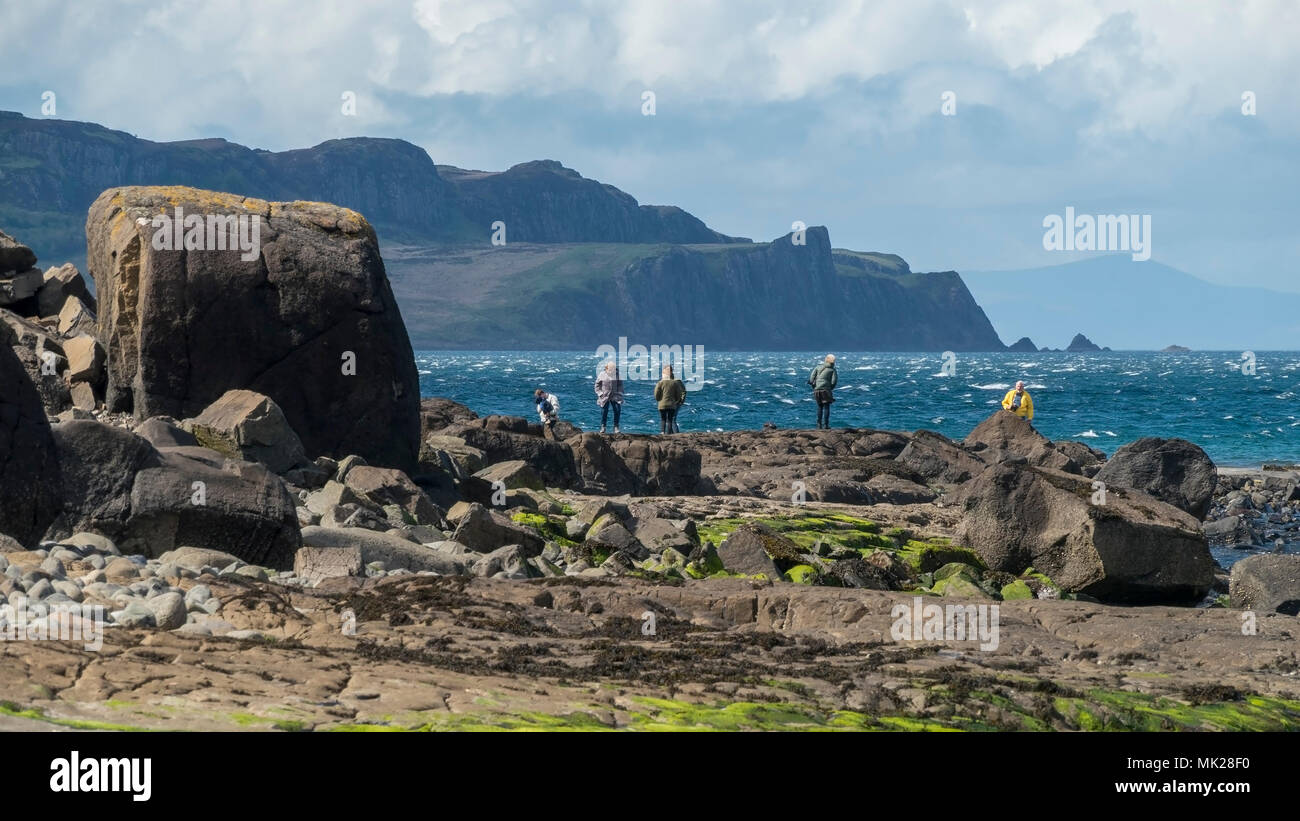 Les touristes à la recherche d'empreintes de dinosaures fossilisées sur Oban, un Corran, Isle of Skye, Scotland, UK Banque D'Images