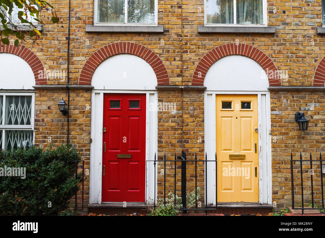 Portes et façade de maison dans le style typiquement anglais, Londres,  Royaume-Uni, Europe Photo Stock - Alamy