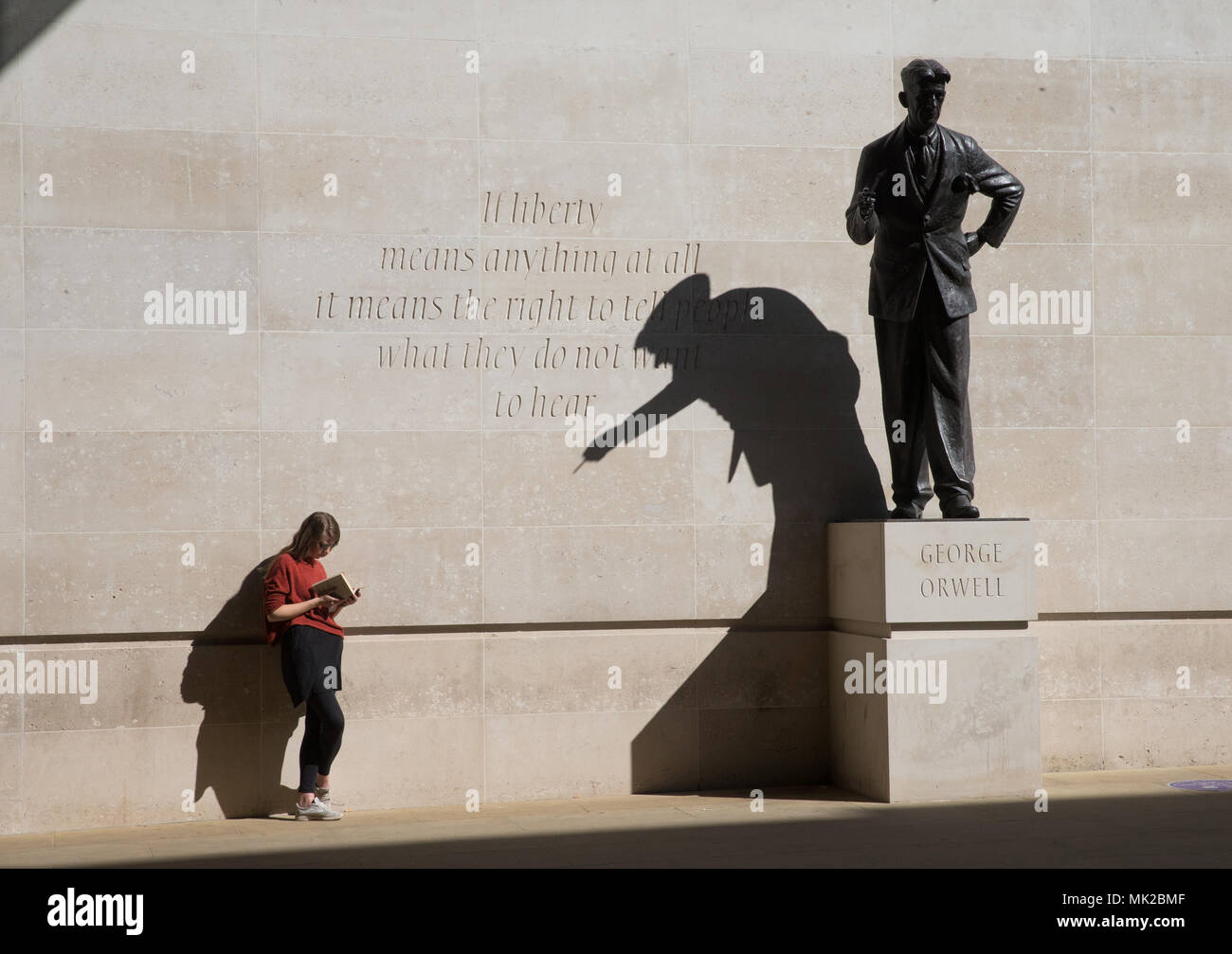Statue de Orwell par la BBC, et le cite "Si la liberté veut