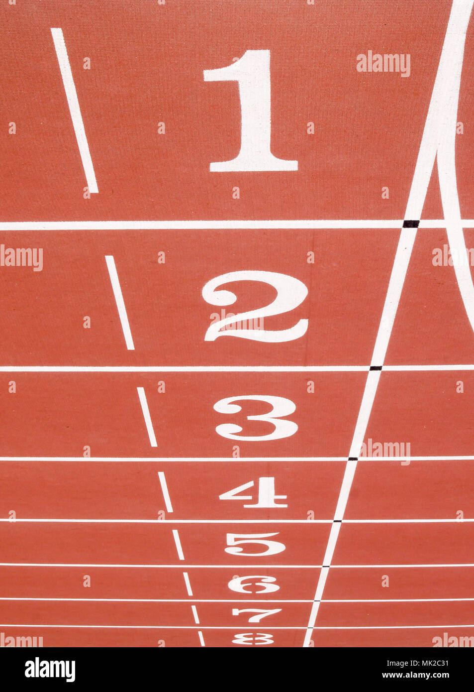 La piste d'athlétisme synthétique rouge close-up lanes et numéros inscrits. Banque D'Images