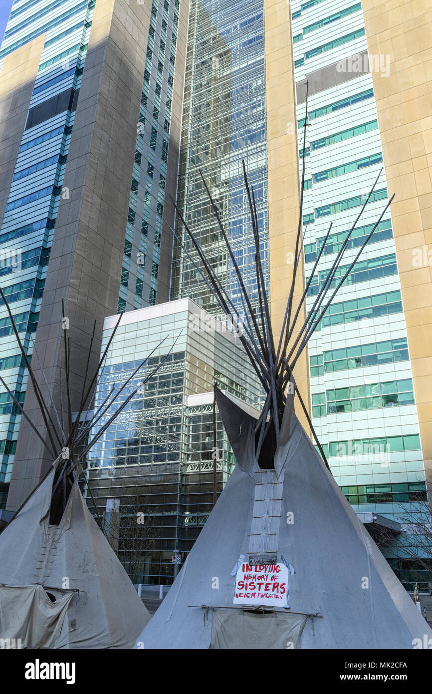 Des tipis autochtones dans le centre-ville de Calgary, pour protester contre le système de justice canadien Banque D'Images