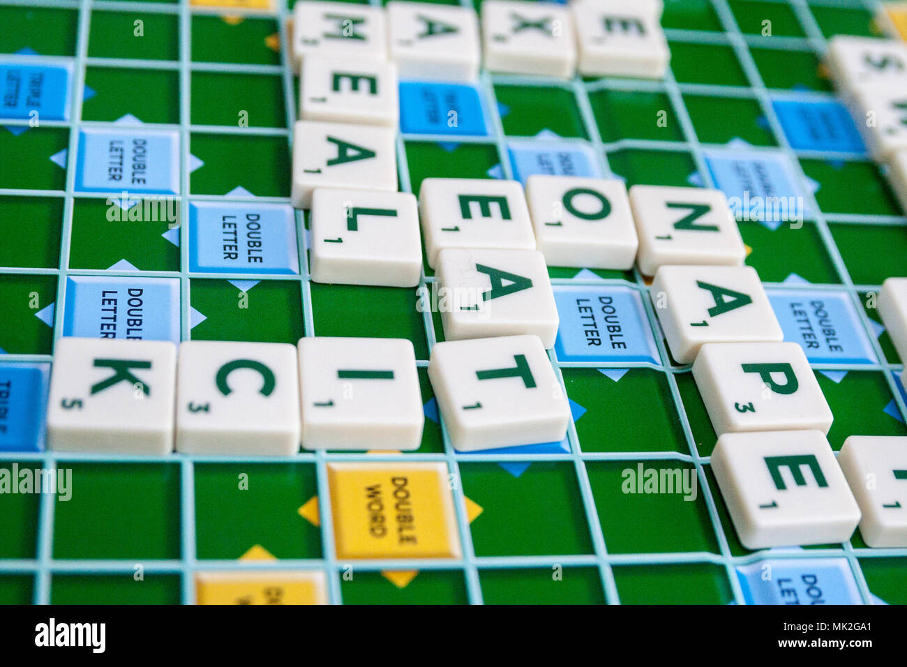 Enfants, enfants famille jeu de société, jeu de Scrabble, de l'éducation famille noël concept, apprendre les mots, s'amuser en famille, l'apprentissage par la découverte de petites choses Banque D'Images