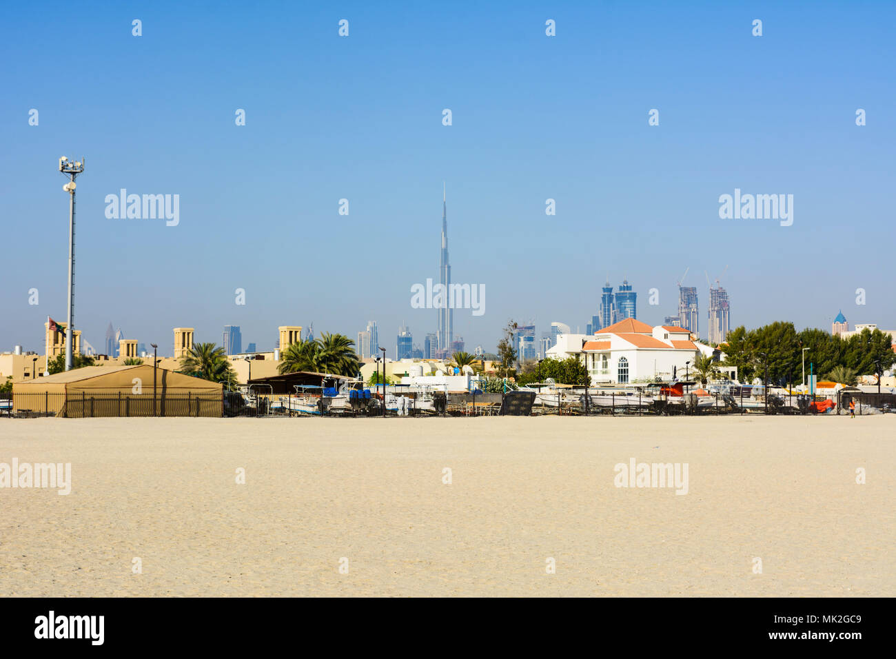 Dubaï, Émirats arabes unis, le 20 avril 2018 : vue panoramique de Dubaï à partir de la plage de Kite avec vue sur Burj Khalifa à sunny day Banque D'Images