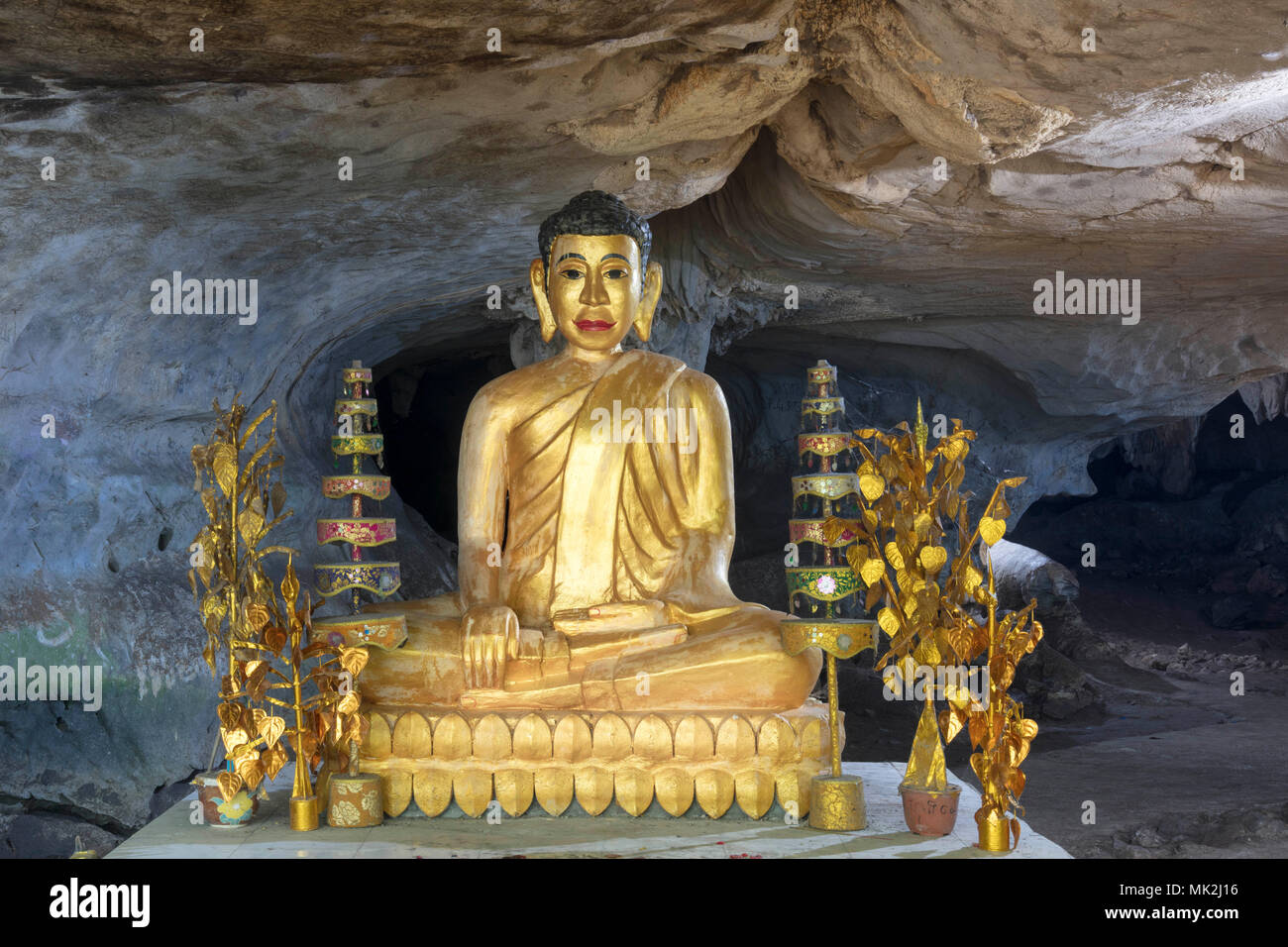 Une effigie de Bouddha assis dans le Kampong grottes, Kep, Kampot, Cambodge Banque D'Images