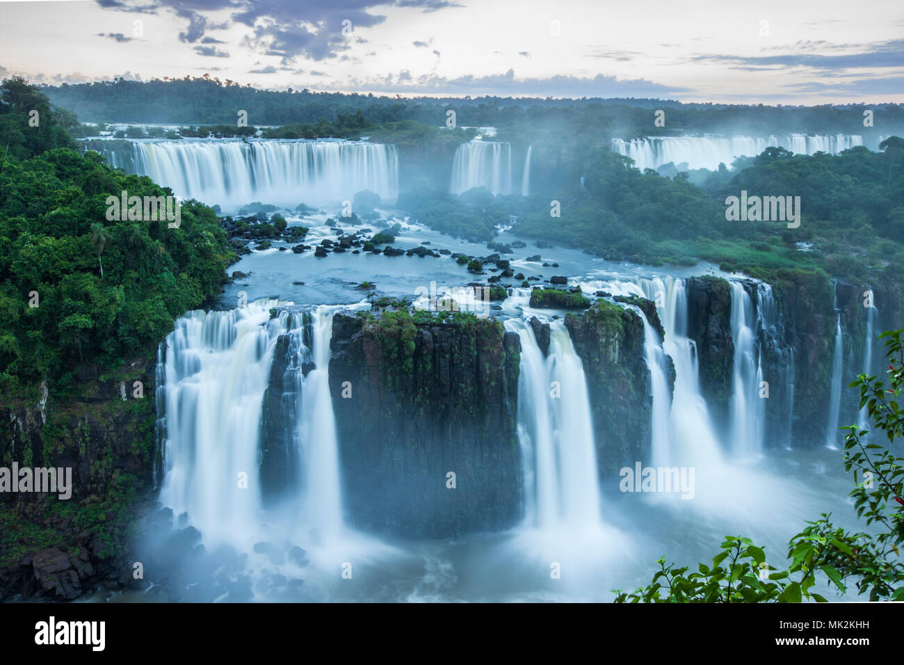 Les chutes d'Iguaçu Iguaçu ou - le plus grand système de cascade à la frontière du Brésil une Argentine Banque D'Images