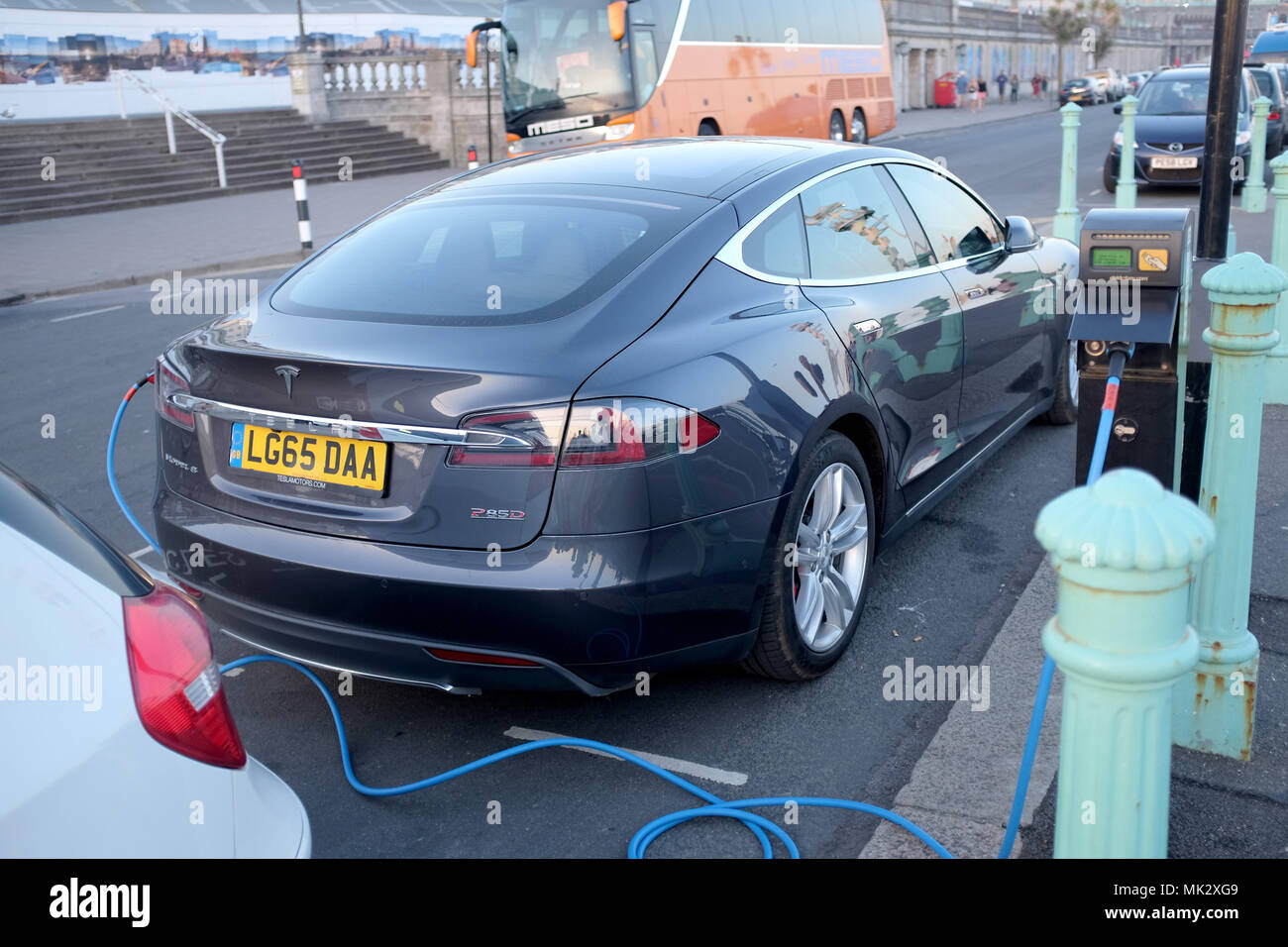 Brighton Royaume-Uni - la voiture Tesla se recharge à un point électrique sur le front de mer de Brighton Banque D'Images