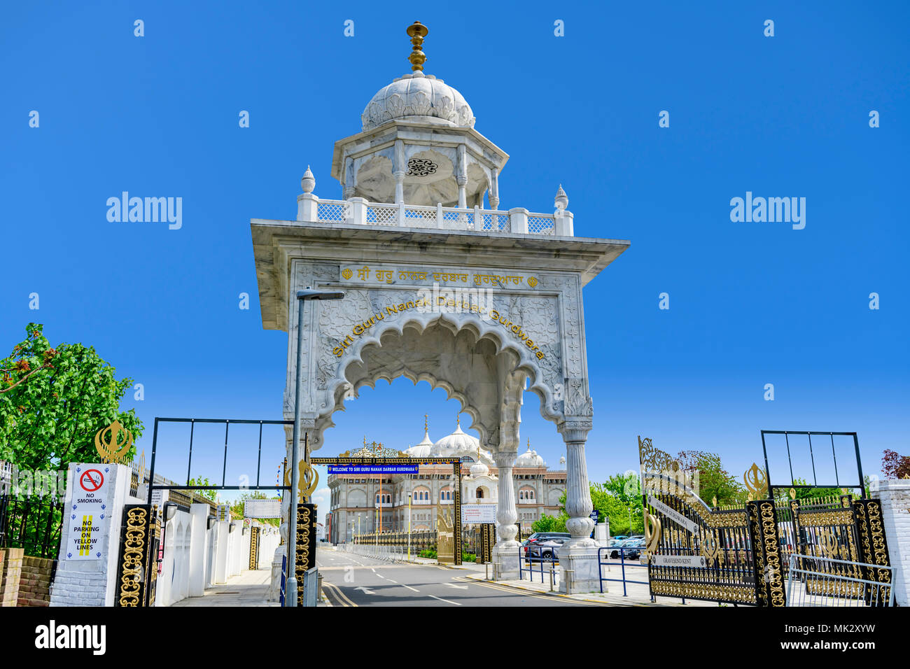 Arche d'entrée de Guru Nanak Darbar Gurdwara, le magnifique temple Sikh Gurdwara ( ) à Gravesend Kent Banque D'Images