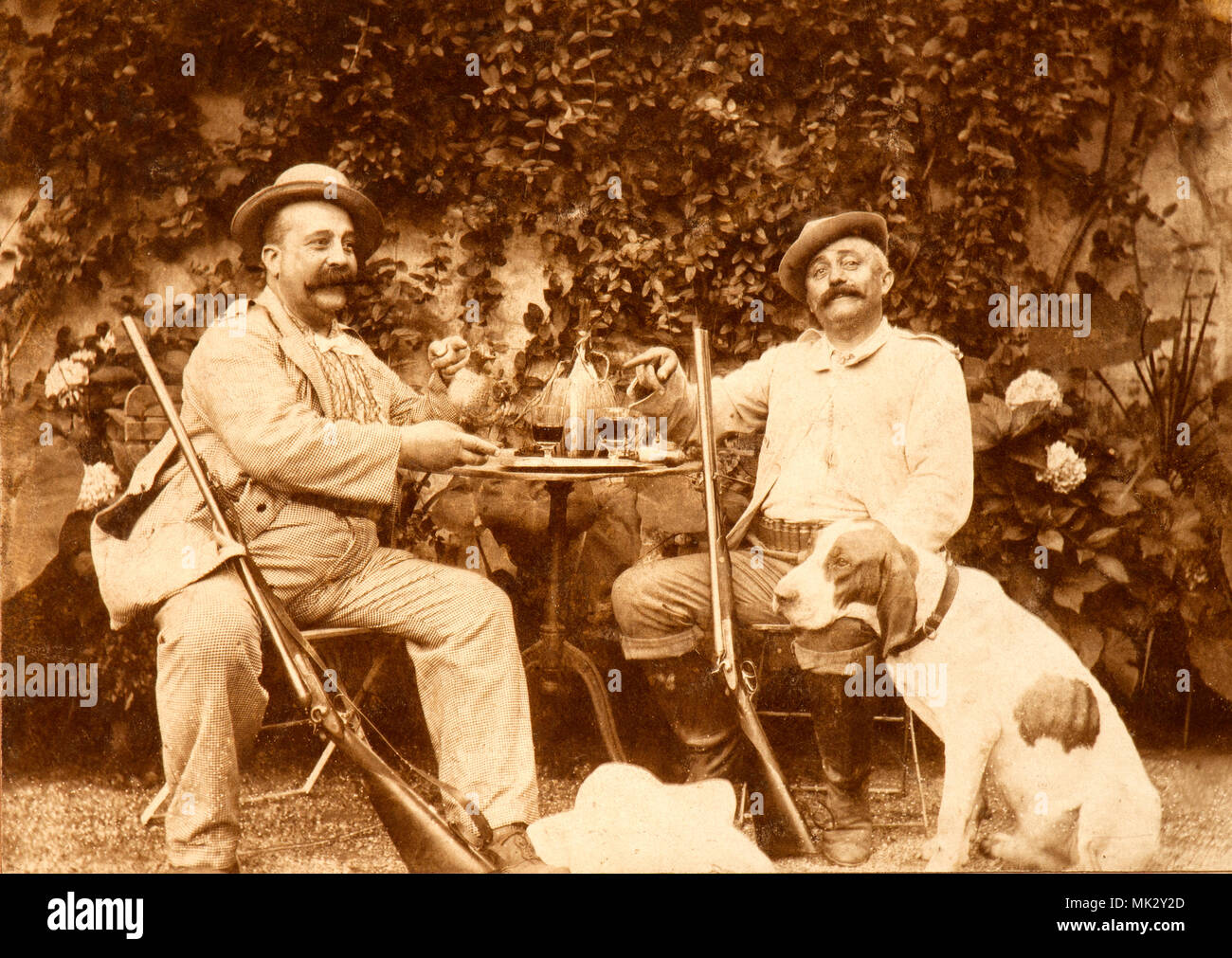 Deux chasseurs italien cabinet posant pour une photo (prise par Pirolin photographe en 1899) Banque D'Images