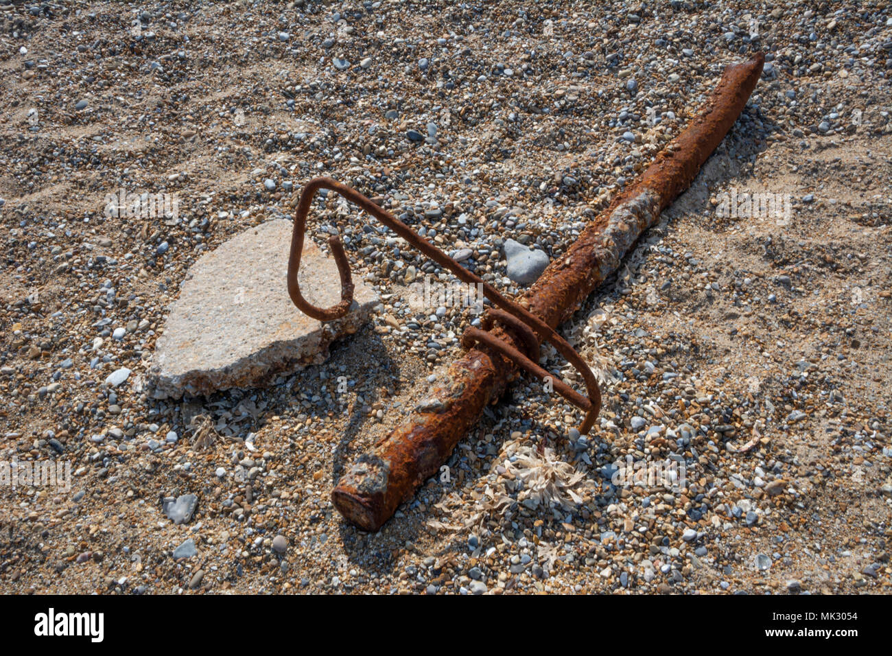 Old rusty poster allongé sur une plage Banque D'Images