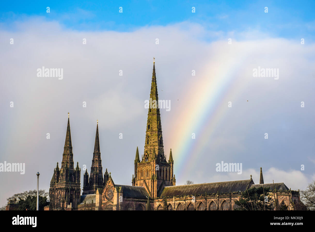 UK Weather.Rainbow au-dessus de la cathédrale de Lichfield.04.12,2017,Lichfield Staffordshire,,uk.Arc-en-ciel sur l'église historique, l'architecture gothique. Banque D'Images