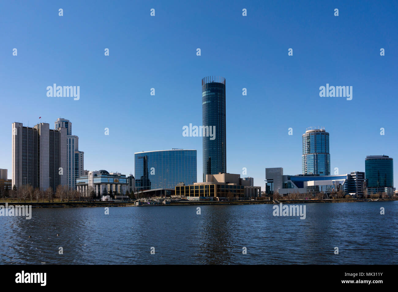 Yekaterinburg, Russie - Mars 02, 2018 : paysage de ville et vue de l'Iset tower du bord de l'étang de la ville Banque D'Images